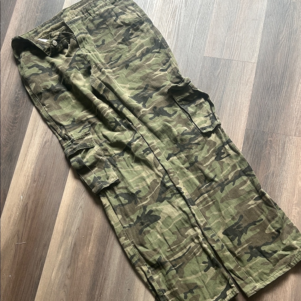 SHEIN women’s Green Camouflage Cargo Pants